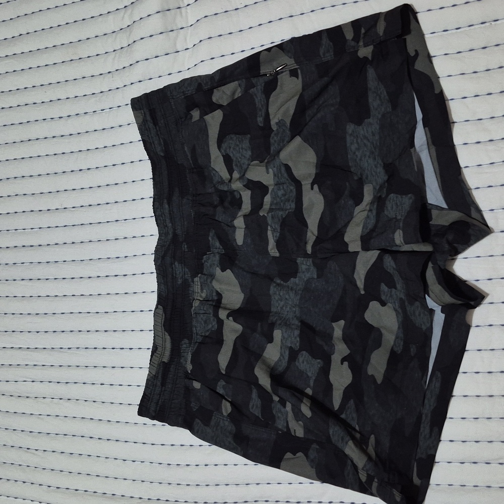 Old Navy Women's Black & Gray Camo Athletic Shorts